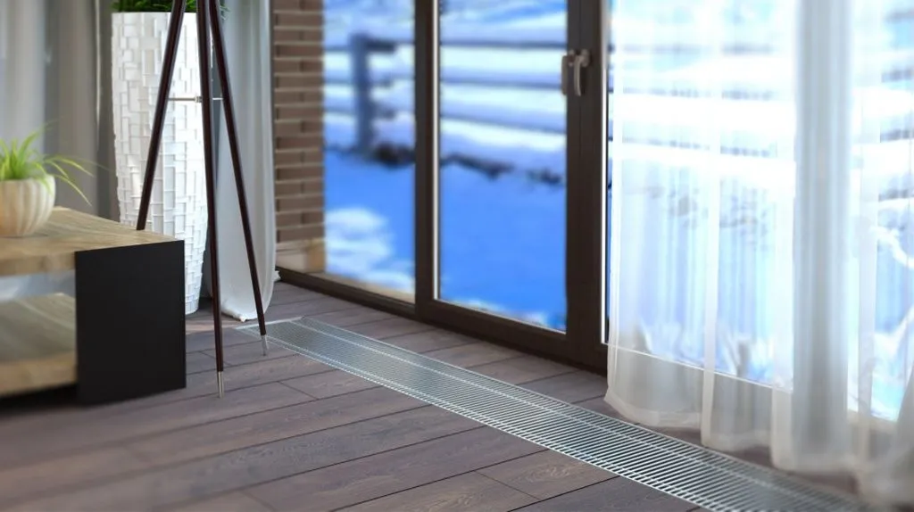 Панорамные окна и встроенный конвектор отопления